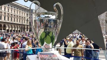 As estuvo ayer presente en la plaza del Duomo junto al trofeo.