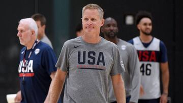 Steve Kerr, entrenador de Golden State Warriors, durante un entrenamiento con la selección de Estados Unidos.