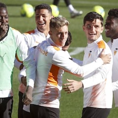 El Valencia evita un brote en su plantilla, pero pierde a Diakhaby