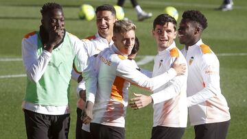 04/12/21 ENTRENAMIENTO DEL VALENCIA
DIAKHABY
ALEX BLANCO
MARCOS ANDRE
HUGO GUILLAMON
YUNUS