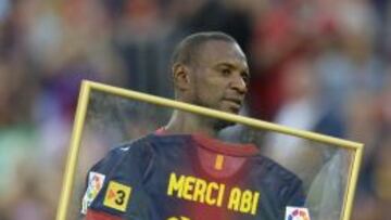 Abidal, cuando recibió el homenaje del Barcelona.