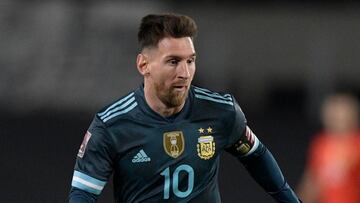 Argentina&#039;s Lionel Messi controls the ball during the South American qualification football match against Peru for the FIFA World Cup Qatar 2022, at the Monumental stadium in Buenos Aires, on October 14, 2021. (Photo by Juan Mabromata / AFP)