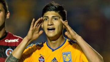 Acepta Alan Pulido que sí quiere jugar en Chivas