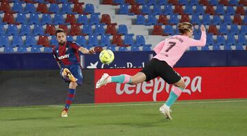 Melero, a pase de Miram¨®n, acerc¨® al Levante con el 1-2.