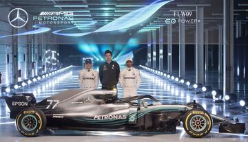 Toto Wolff, director ejecutivo de Mercedes F1, con los pilotos Lewis Hamilton y Valtteri Bottas