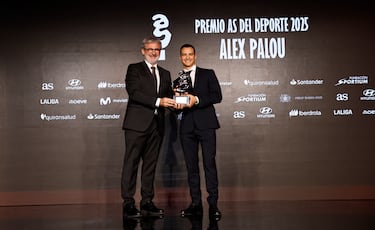 Entrega el premio: Jaume Serra i Saguer. Director General de la SER. Recoge el premio: Alex Palou.