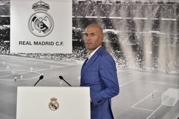 El 4 de enero de 2016 Zidane fue presentado como nuevo entrenador del Real Madrid tras la destitución de Rafa Benítez. 