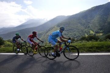 Vincenzo Nibali, Daniel Navarro y Daryl Impey.