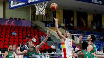 Basketball - EuroBasket Championship - Group A - Spain v Bulgaria - Tbilisi Arena, Tbilisi, Georgia - September 1, 2022 Spain's Willy Hernangomez in action with Bulgaria's Aleksandar Vezenkov and Dee Bost REUTERS/Irakli Gedenidze