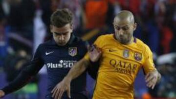 Javier Mascherano frente a Griezmann.