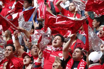 Afición de Toluca apoya a su equipo ante Santos hoy, domingo 20 de mayo de 2018, durante el juego de vuelta de la final del torneo mexicano de fútbol celebrado en el estadio Nemesio Díez en la ciudad de Toluca (México).