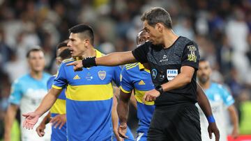 Al Ain (United Arab Emirates), 20/01/2023.- Referee Fernando Rapallini points for a penalty to Racing Club during the Supercopa Argentina final soccer match between Boca Juniors and Racing Club in Al Ain, United Arab Emirates, 20 January 2023. (Emiratos Árabes Unidos) EFE/EPA/ALI HAIDER
