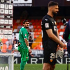 El Newcastle puja por Mamardashvili y el Valencia ata a Dimitrievski