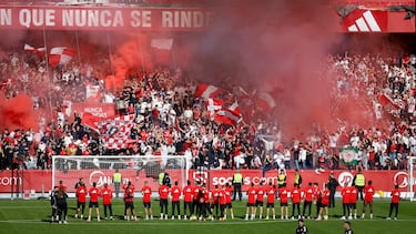 Los jugadores del Sevilla agradecen a sus aficionados, los ánimos recibidos en un Sánchez Pizjuán lleno para el entrenamiento previo al derbi de mañana contra el Betis.