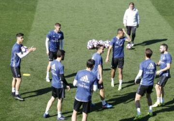 Gran ambiente entre los jugadores del Real Madrid durante el entrenamiento.