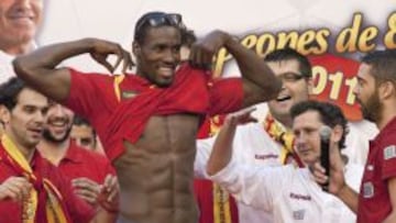 Serge Ibaka se estrenó con la Selección en el Eurobasket de 2011; en la celebración del oro presumió de abdominales.
