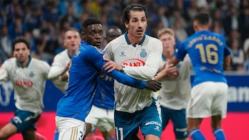OVIEDO, 17/10/2025.- El defensa del Real Oviedo Rahim Alhassane (i) en acción ante el delantero del Espanyol Pere Milla (d) durante el partido de la novena jornada de la LaLiga que Real Oviedo y RCD Espanyol disputan este viernes en el estadio Carlos Tartiere, en Oviedo. EFE/Paco Paredes