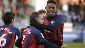 Jair Amador celebra un gol con sus compa&ntilde;eros en el Huesca. 