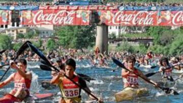 <b>CAMINO DE RIBADESELLA. </b>Los palistas, en los primeros tramos del río Sella. El Descenso, en el que participaron 690 embarcaciones, volvió a ser una gran fiesta.