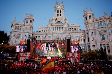 Miles de aficionados se concentran en la plaza de Cibeles para celebrar con los jugadores de la selección española el título de campeones de Europa.