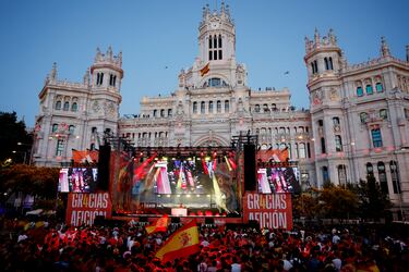 Miles de aficionados se concentran en la plaza de Cibeles para celebrar con los jugadores de la selección española el título de campeones de Europa.