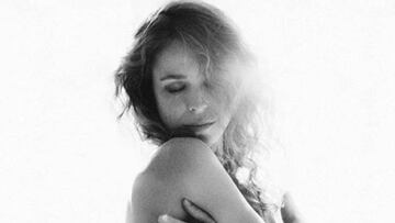 La actriz Silvia Abascal en un posado en blanco y negro desnuda en el que muestra su barriga de embarazada poco antes de dar a luz