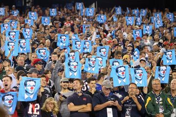 Aficionados de los Patriots con carteles con la cara del comisionado de la NFL Roger Goodell vestido con una nariz de payaso en el partido de inauguración de la temporada entre los Kansas City Chiefs y los New England Patriots.