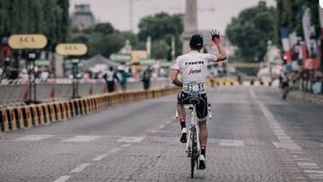 Alberto Contador se despide en los Campos El&iacute;seos al t&eacute;rmino del Tour de Francia 2017.