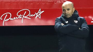 Las divertidas poleras de Sampaoli que causan furor en Sevilla