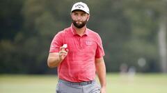 El golfista espa&ntilde;ol Jon Rahm of Spain saluda tras un hoyo durante la jornada final del TOUR Championship en el East Lake Golf Clubde Atlanta, Georgia.