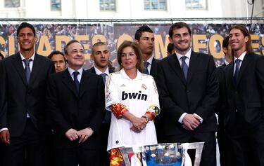 El equipo gana La Liga con 100 puntos, estableciendo un récord. Cristiano Ronaldo y Mourinho son piezas clave en este éxito.