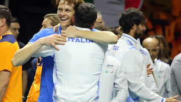 Jannik Sinner se abraza con sus compañeros tras ganar con Italia la Copa Davis.