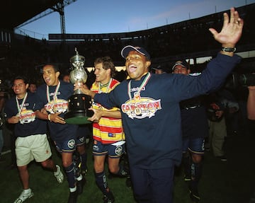 16 December 2000:  Several palyers of Morelia team are celebrating the championship against Toluca, during the final of the winter tournament of mexican soccer, Morelia defeats Toluca global score 8-7./  Varios jugadores del equipo Morelia celebran el campeonato contra Toluca, durante la final del torneo de invierno del futbol mexicano, Morelia derroto al Toluca con marcador global de 8-7.