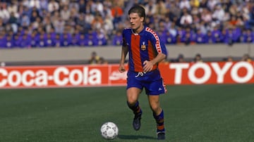 La magia y talento del mediocampista danés enamoró a la afición del cuadro cule. En 1994 decidió no renovar y se marchó al Real Madrid. En su despedida dijo una frase que quedó marcada en la história: “Me voy porque no le aguanto más”.