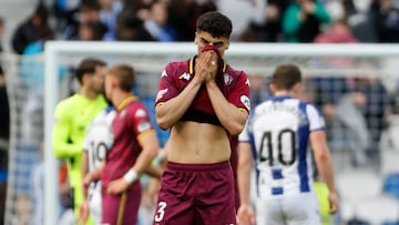 SAN SEBASTIÁN, 29/03/2025.- El defensa del Valladolid David Torres, al finalizar el partido de LaLiga entre la Real Sociedad y el Real Valladolid, este sábado en el estadio Anoeta en San Sebastián. EFE/ Juan Herrero
