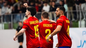 Dani Zurdo y Cecilio celebran un gol con España.