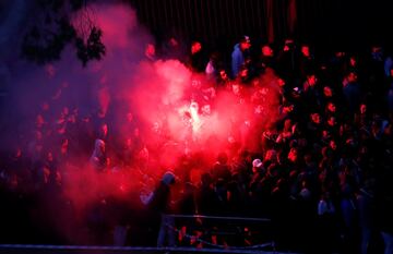 Varios centenares de seguidores radicales del Olympique Lyon se han concentrado en la plaza Artós de Barcelona desde donde se dirigirán al Camp Nou para presenciar el partido de vuelta de octavos de final de la Liga de Campeones donde los franceses se enfrentarán al FC Barcelona.