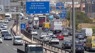 MURCIA, 02/07/2021.- Retenciones de tr&aacute;fico en la autovia A-7 a su paso por Murcia, este viernes primer d&iacute;a de la operaci&oacute;n salida del verano.Este fin de semana comienza la operaci&oacute;n especial de tr&aacute;fico del verano, que s