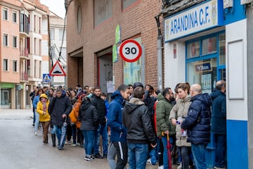 Colas en la puerta de la oficina de la Arandina CF para conseguir alguna de las 10.000 entradas para asistir al partido de dieciseisavos de final de la Copa del Rey que le enfrentará al Real Madrid.