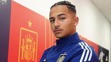 Mateo Joseph, posando con la equipación de la Selección española