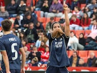 GRANADA, 13/12/2025.- Alba Redondo, del Real Madrid, celebra después de marcar el segundo gol de su equipo durante el partido de la decimocuarta jornada de la liga F que enfrenta al Granada CF y al Real Madrid en el Nuevo Estadio de Los Cármenes en Granada este sábado. EFE/Pepe Torres.