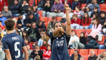 GRANADA, 13/12/2025.- Alba Redondo, del Real Madrid, celebra después de marcar el segundo gol de su equipo durante el partido de la decimocuarta jornada de la liga F que enfrenta al Granada CF y al Real Madrid en el Nuevo Estadio de Los Cármenes en Granada este sábado. EFE/Pepe Torres.