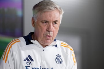 Ancelotti llega a la sala de prensa.