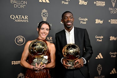 Aitana Bonmatí y Ousmane Dembélé posan juntos tras recibir el prestigioso premio que les reconoce como mejores jugadores del mundo. El cuarto galardón para la catalana y el primero para el delantero francés.