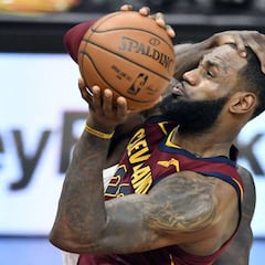 LeBron firma números no vistos en 21 años y 14 para Calderón