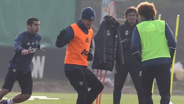 Schweinsteiger (centro) se entrena junto a Mkhitaryan (izquierda) y Fellaini (derecha) en presencia de Rui Faria.