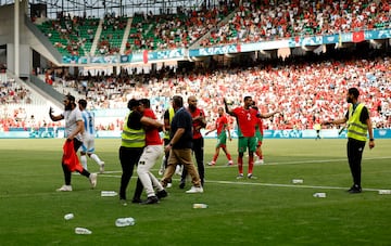 Tras el empate de Cristian Medina, hubo petardos e invasión de campo por un sector de la afición marroquí. El árbitro suspende el partido a falta de revisión de VAR del segundo gol de Argentina.