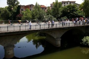 El pelotón cruzando un puente en la etapa de hoy.