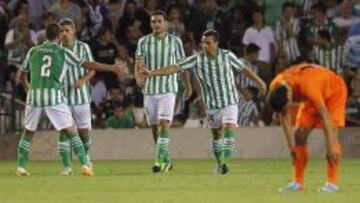 Los jugadores del Real Betis celebran el tercer gol del equipo.