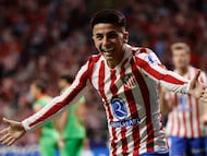 MADRID, 18/10/2025.- El delantero argentino del Atlético de Madrid, Thiago Almada, celebra el primer gol del equipo rojiblanco durante el encuentro correspondiente a la jornada 9 de Laliga EA Sports que disputan hoy sábado Atlético de Madrid y Osasuna en el estadio Metropolitano, en Madrid. EFE / Sergio Pérez.